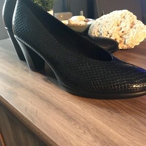 Ecco women’s danish design pump